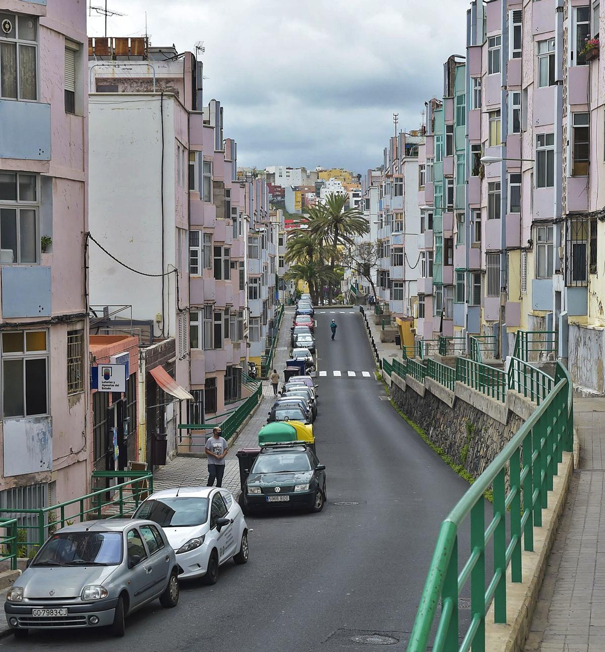 Vista de la calle Santa Luisa de Marillac, en Las Rehoyas, se trata de la zona de la capital con el mayor riesgo de mortalidad. | | ANDRÉS CRUZ