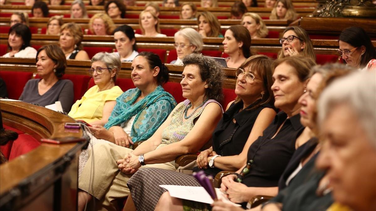 El Parlament es de ellas.El pleno feminista reivindica la igualdad pero acaba salpicado por el ’procés’.