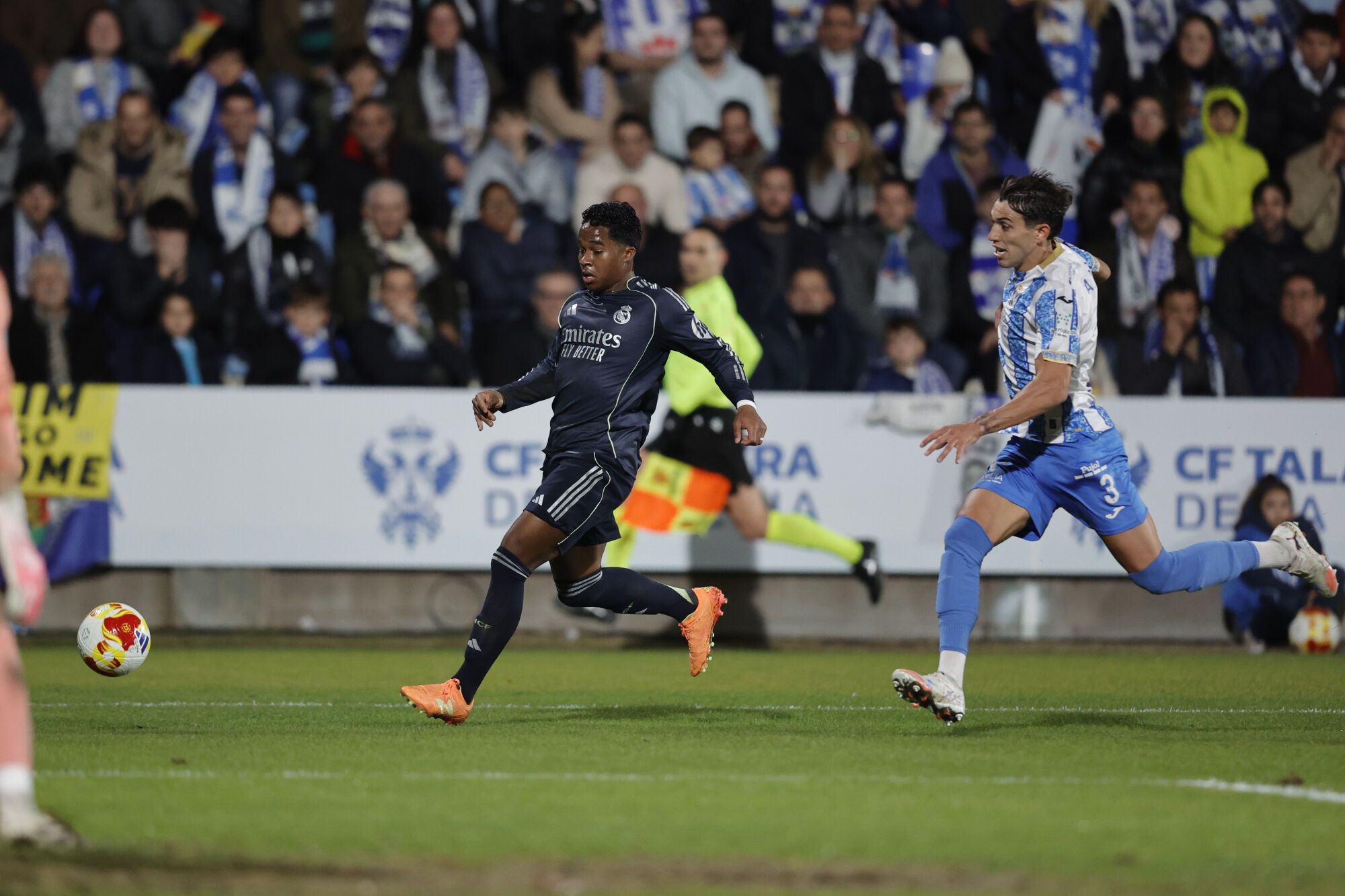 TALAVERA DE LA REINA (MADRID), 17/12/2025.- El delantero del Real Madrid Endrick (i) juega un balón ante Aleix Roig, del Talavera, durante el partido de dieciseisavos de final de la Copa del Rey que Talavera CF y Real Madrid disputan este miércoles en el estadio de El Prado. EFE/Manu Reino