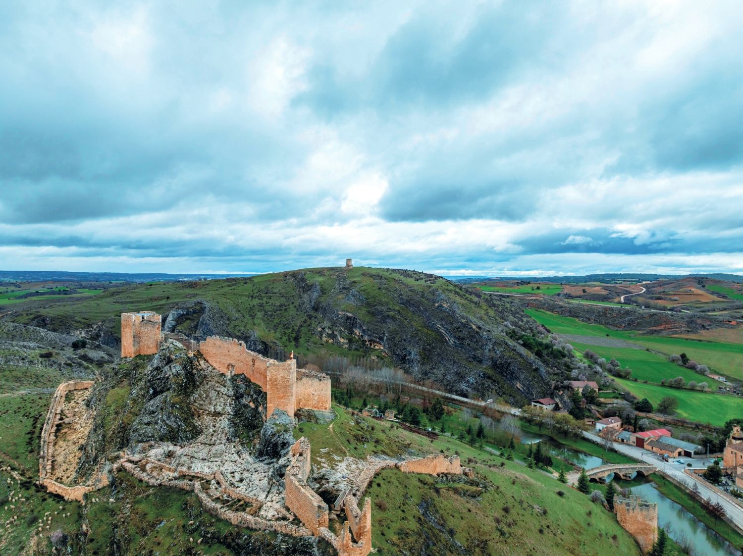 Vista del Castillo de Burgo de Osma, fortaleza de origen medieval situada en lo alto de un cerro que domina la localidad soriana. Construido entre los siglos X y XV, fue clave en la defensa fronteriza durante la Reconquista.