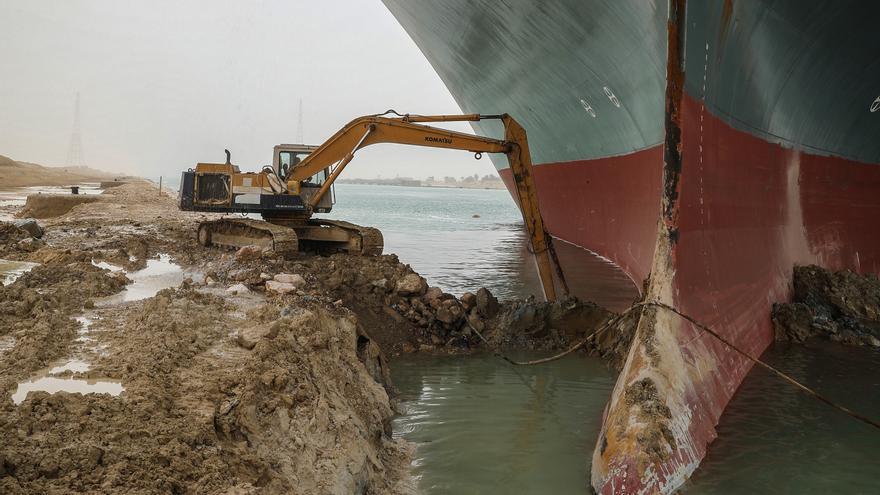 Desencallar el carguero atrapado en el Canal de Suez podría llevar varios días e incluso semanas