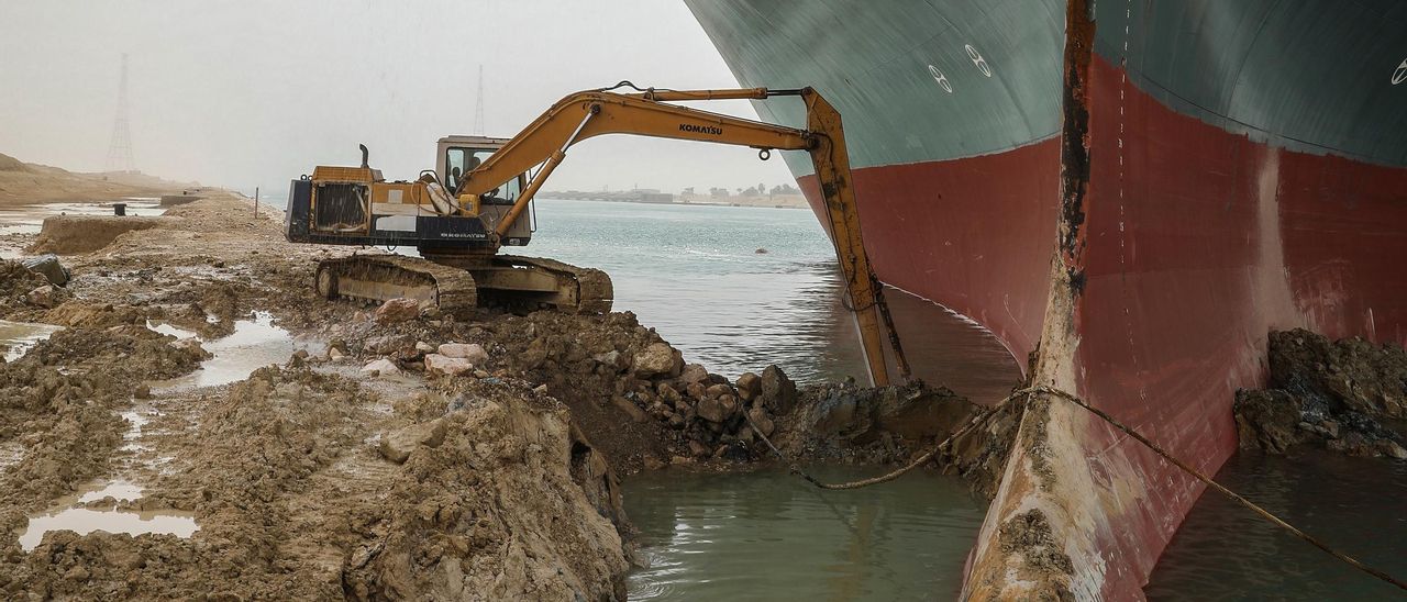 Desencallar el carguero atrapado en el Canal de Suez podría llevar varios días e incluso semanas