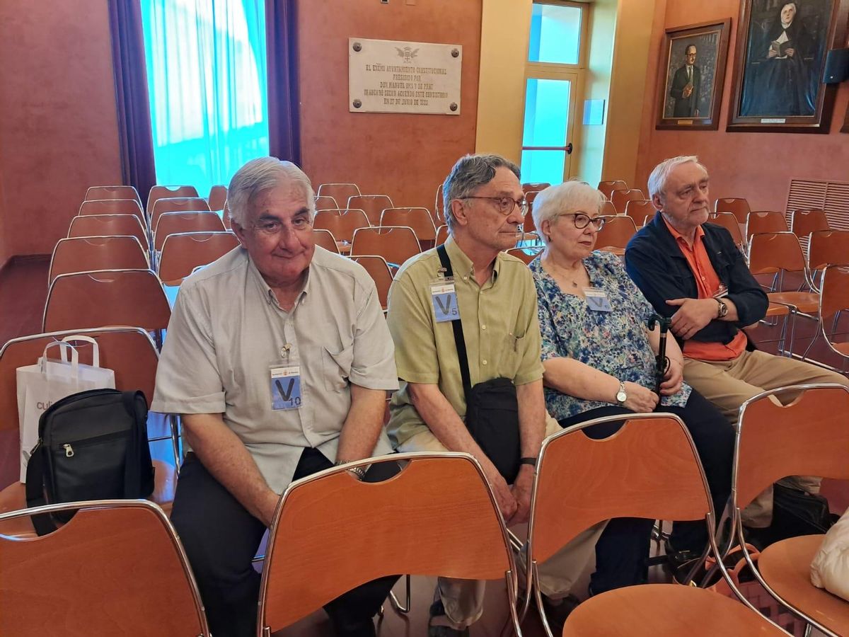 Persones que fan costat a la decisió de les caputxines van seguir el darrer ple municipal
