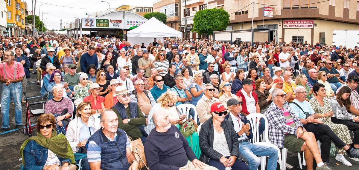 Miles de asistentes a la feria este domingo.