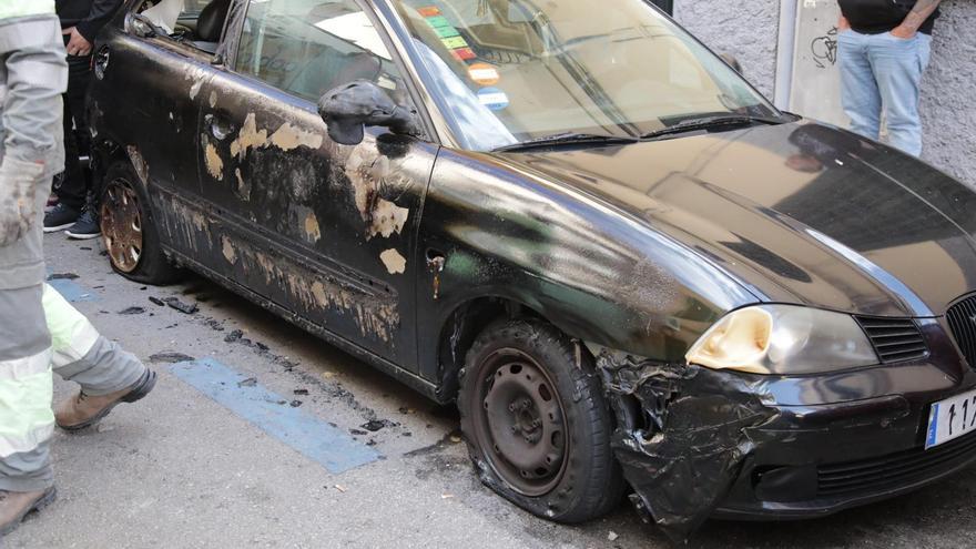 (VÍDEO) Sucesos en Mallorca | Un incendiario destruye una batería de contenedores, quema coches y la fachada de un edificio de Palma