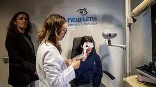 Sánchez presenta la ampliación del Plan Veo: 23 millones más para ayudas de 100 euros a la compra de gafas para niños