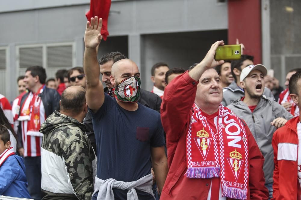 Llegada de los aficionados del Oviedo a El Molinón para presenciar el derbi