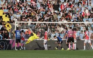 El Celta sufre otra goleada: el Oviedo, colista, le endosa tres en Balaídos