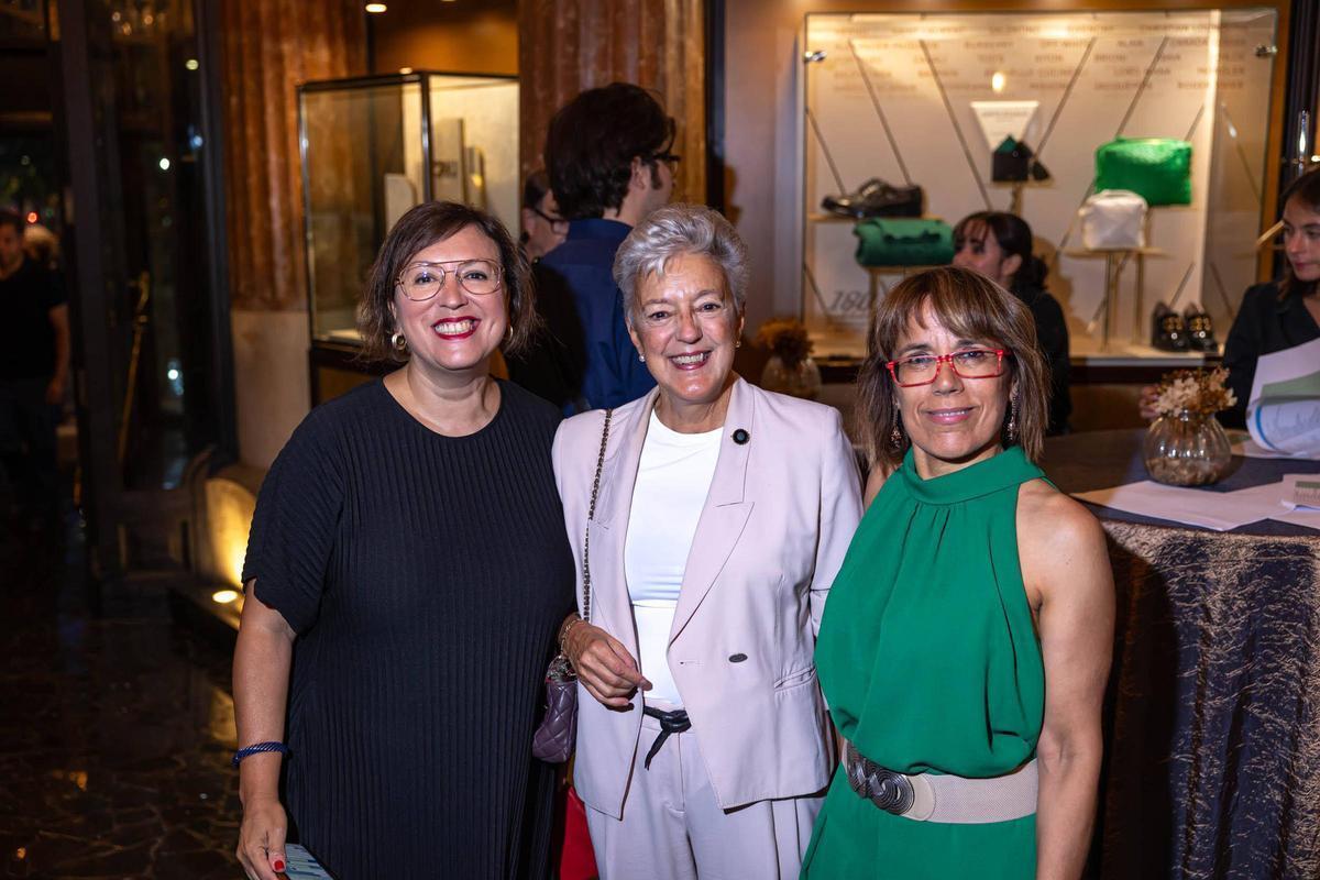 La editorial Alba brinda por sus 30 años. En la foto, Isalbel Loscertales, periodista de Woman; la escritora y crítica Anna Caballé y Mini Roca de Alba editorial.