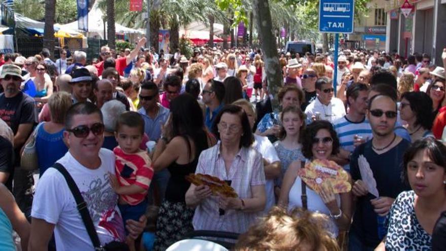 La gran cantidad de público que se concentra en el centro justifica el nuevo eje peatonal.