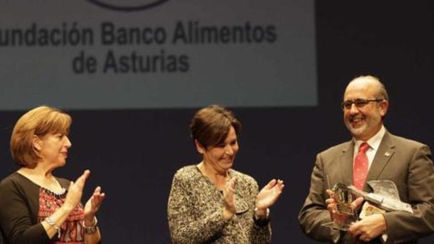 Tita Caravera y Carmen Moriyón entregan el premio a Juan Luis Núñez.