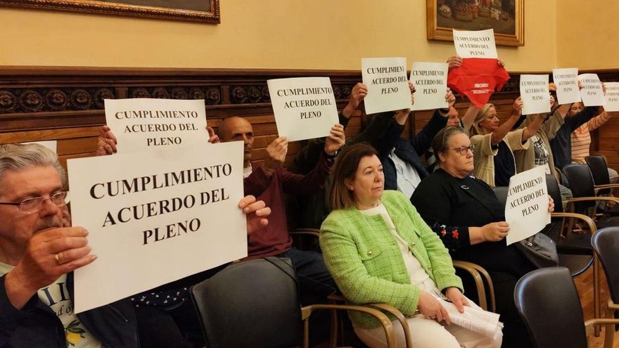 Jubilados del Ayuntamiento, ayer, en el Pleno, reclamando el cumplimiento del acuerdo. | R. V.
