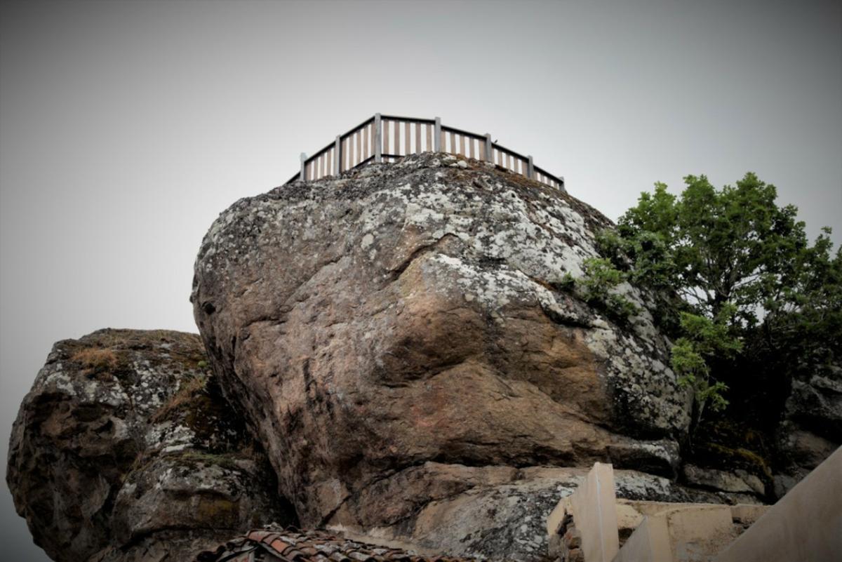 El mirador de Pena Folenche, visto desde la aldea del mismo nombre
