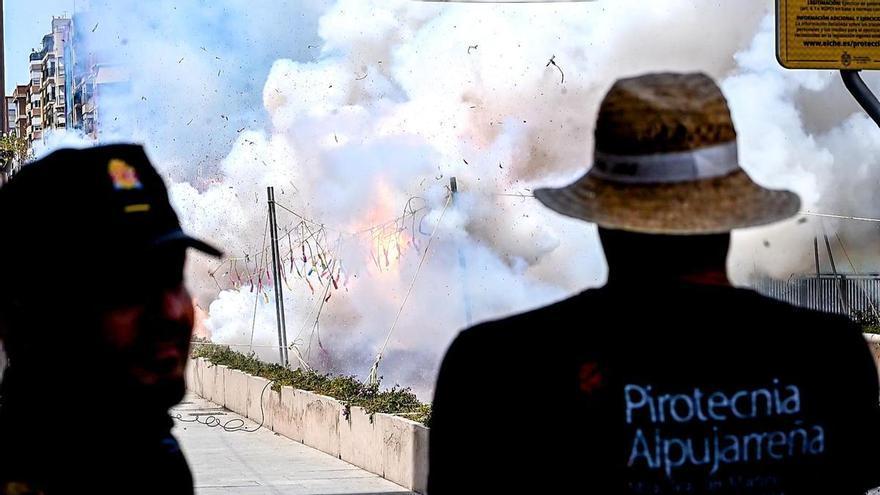 Así ha sido la mascletà de la pirotecnia La Alpujarreña en el Puente de Altamira en Elche