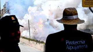 Elche se refresca con una mascletà de pólvora, color... Y agua