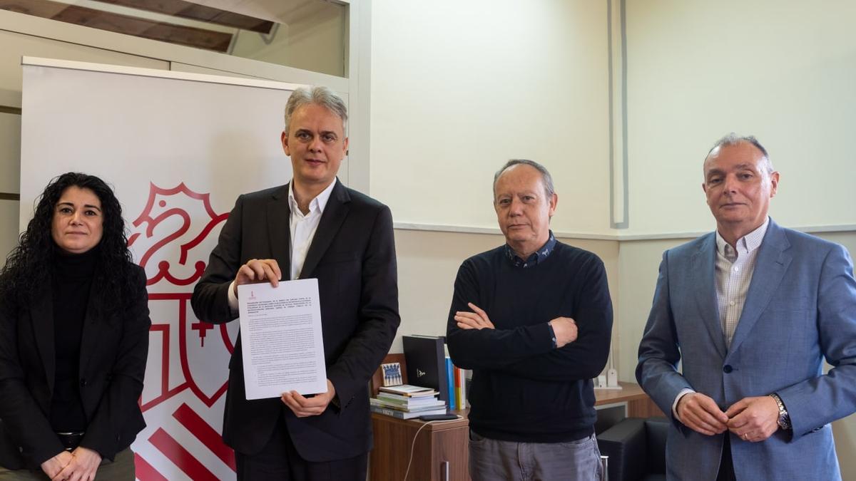 El vicepresidente Héctor Illueca junto a Ana García, de CC OO PV, Ismael Sáez, de UGT PV, y Salvador Navarro, de la CEV