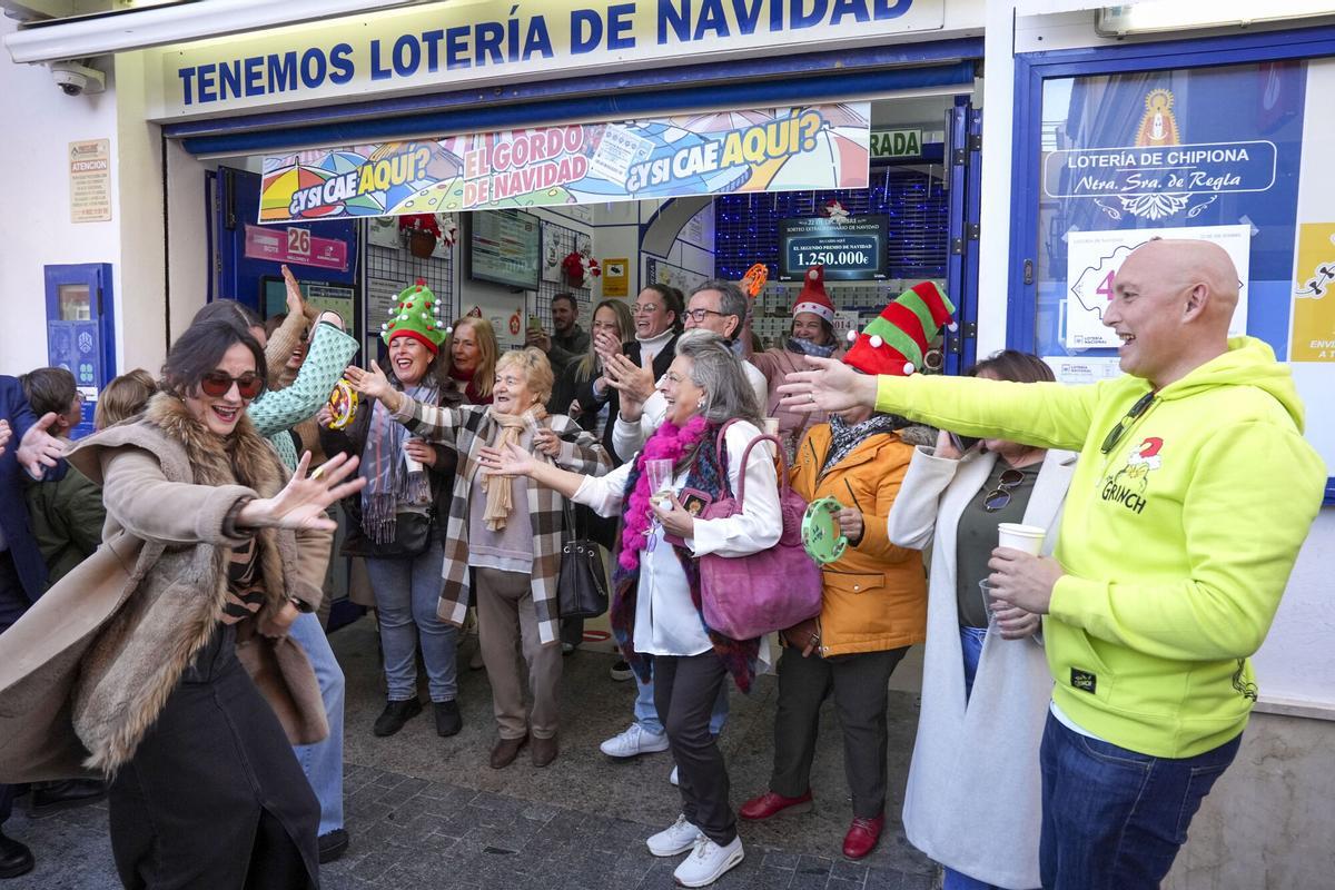 Premiados y vecinos celebran el segundo premio del sorteo extraordinario de la Lotería de Navidad en 2024