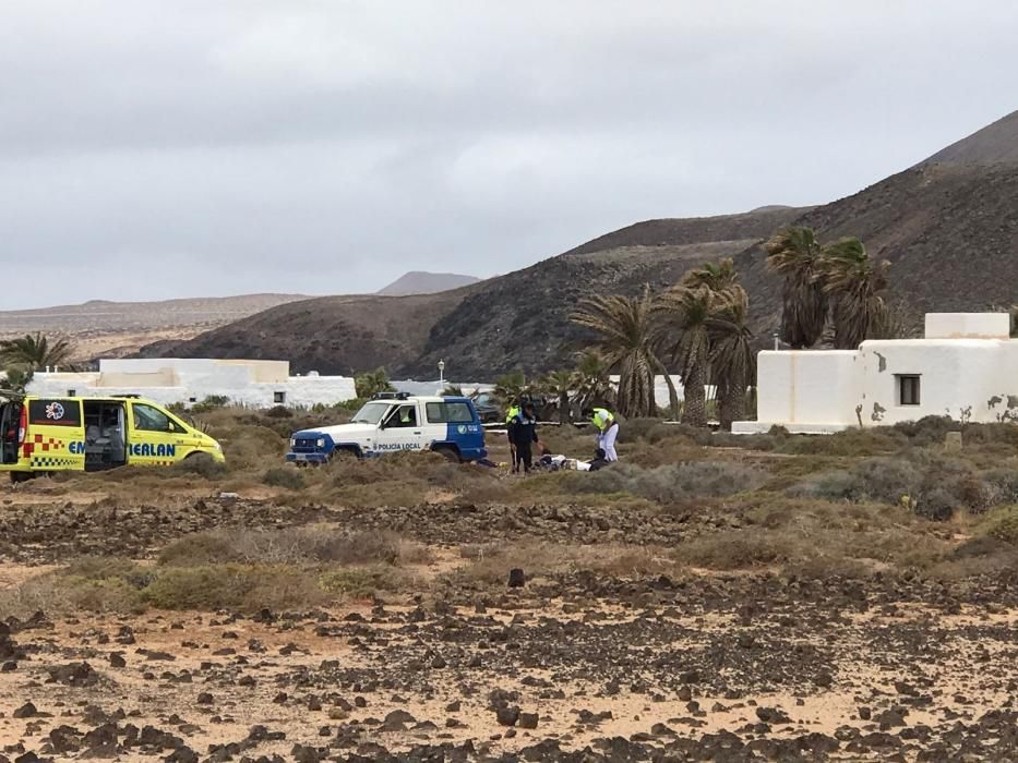 La Policía Local de Teguise detiene a 13 de los 24 inmigrantes que llegaron en patera a La Graciosa