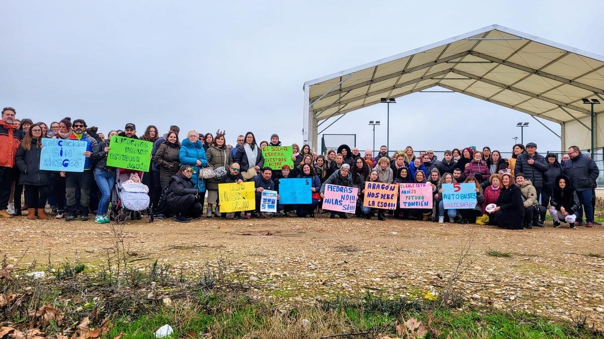 Las familias de Pinseque se concentran para reivindicar un aulario de Secundaria, este viernes.