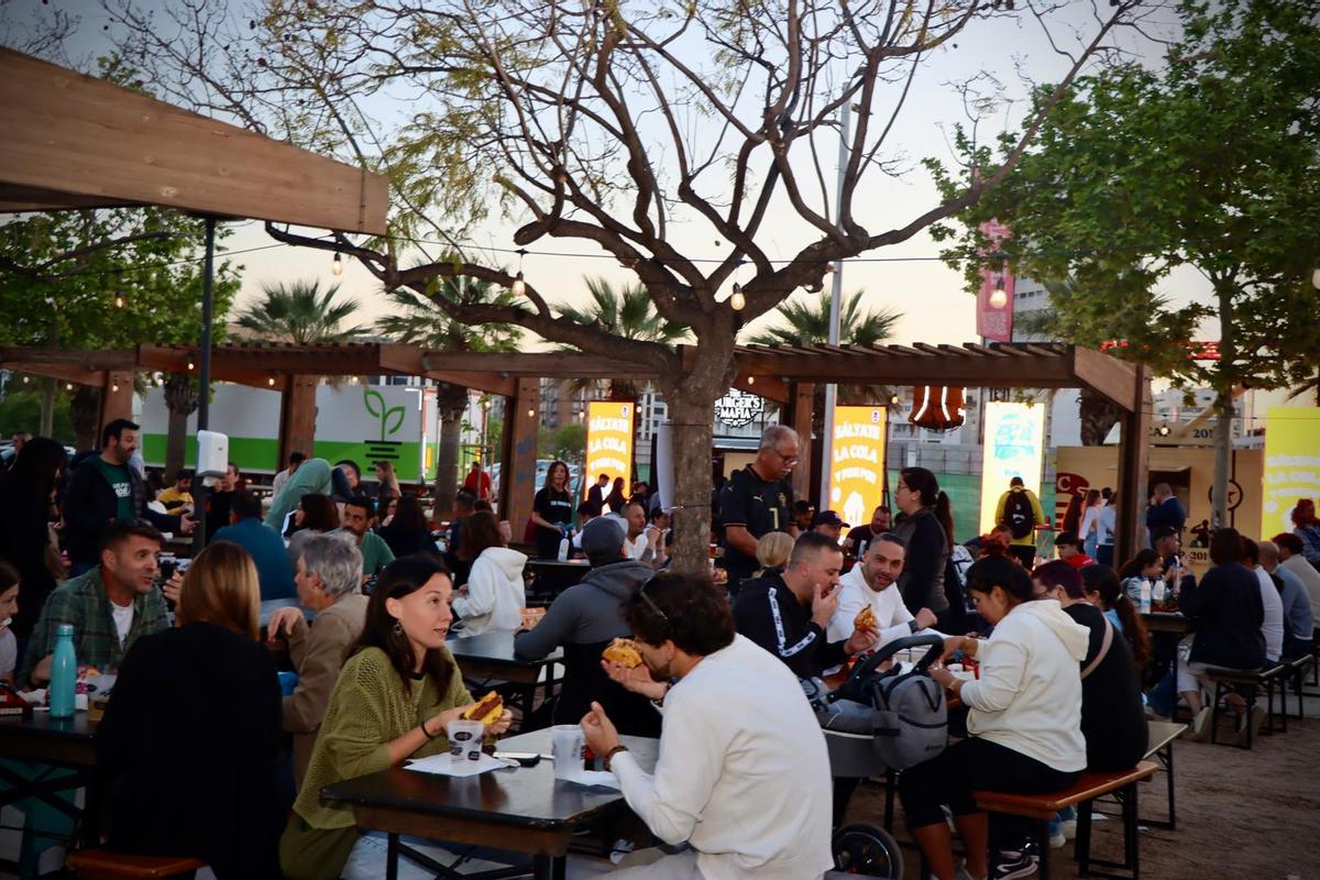 Los visitantes disfrutan de la gastronomía urbana.