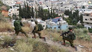 Soldados israelíes en una incursión en el campo de refugiados de Balata, en Cisjordania.