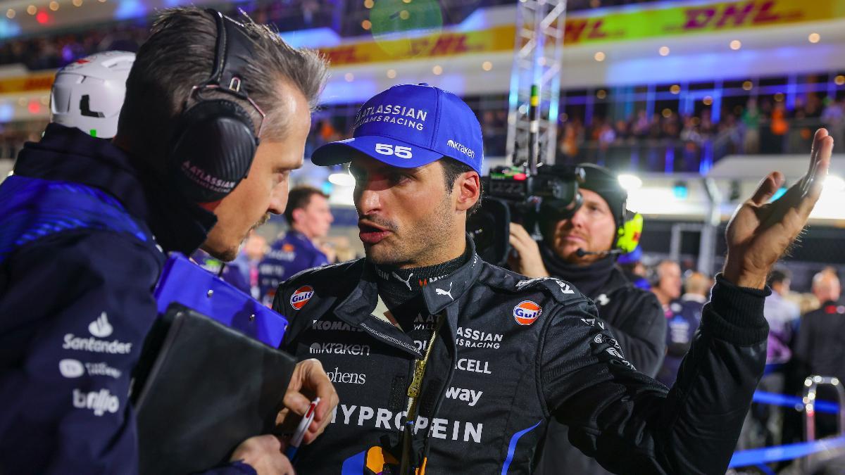 Carlos Sainz, conversa con un técnico de Williams en Las Vegas