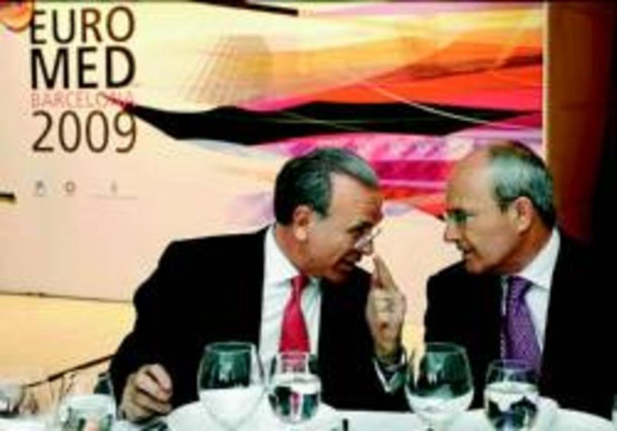 Isidre Fainé (esquerra) parla amb el president Montilla, ahir en la conferència Euromed, a Barcelona. Isidre Fainé (esquerra) parla amb el president Montilla, ahir en la conferència Euromed, a Barcelona.