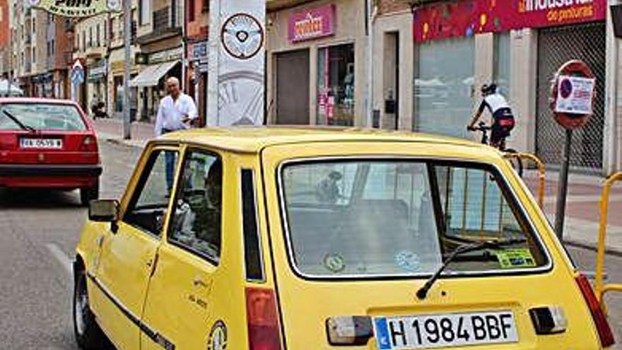 Volkswagen golf y Renault 5 GTL entrando al Ferial.