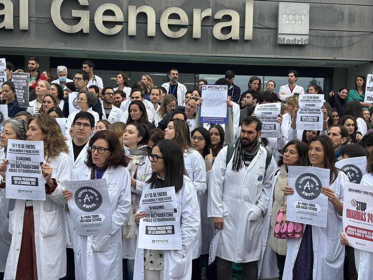 Concentración de médicos en el Hospital La Paz (Madrid)