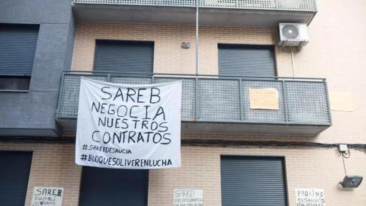 Carteles de protesta contra los desahuicios que estaban previstos en el barrio Oliver.