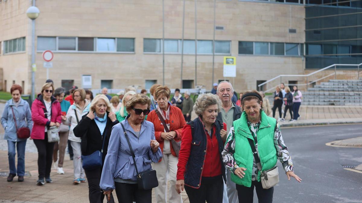 EN IMÁGENES: primera salida de caminantes (mayores de 55 años) por los barrios de Avilés