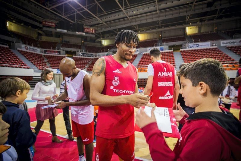 Un centenar de niños disfruta del entrenamiento del Tecnyconta