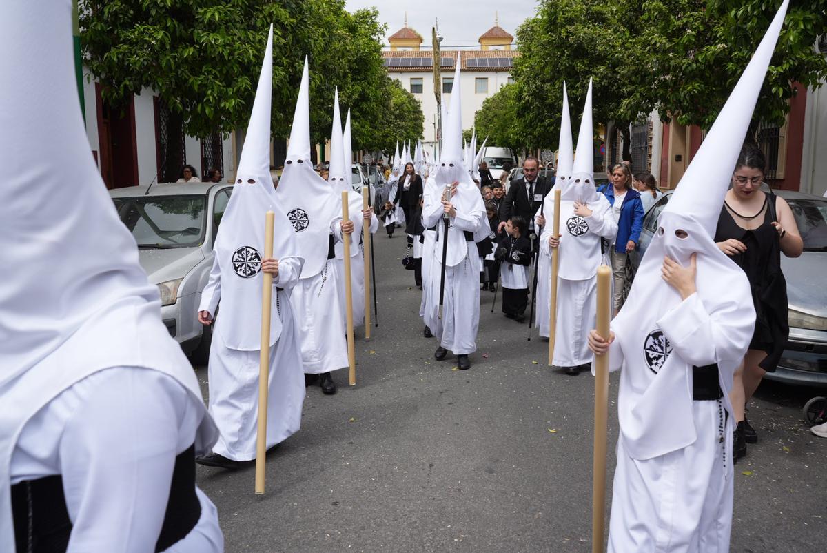 La salida procesional de la Presentación al pueblo de Jesús de los Afligidos, en imágenes