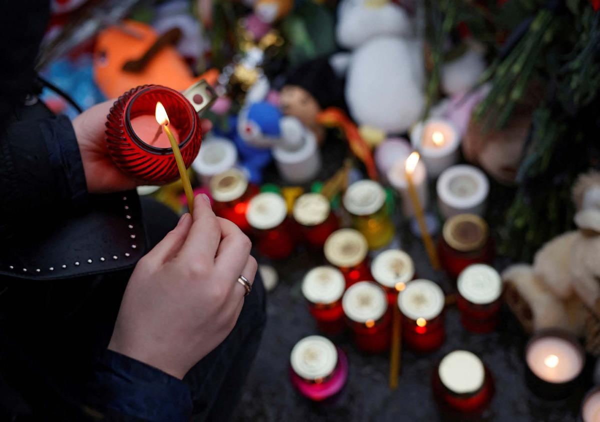 Estandartes a media asta y crespones negros, Rusia celebra un día de luto nacional.