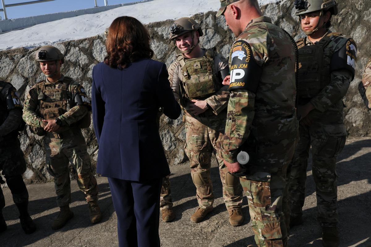 La vicepresidenta de EE. UU., Kamala Harris, se encuentra en un puesto de observación militar mientras visita la zona desmilitarizada (DMZ) que separa Corea del Norte y Corea del Sur, en Panmunjom el 29 de septiembre de 2022