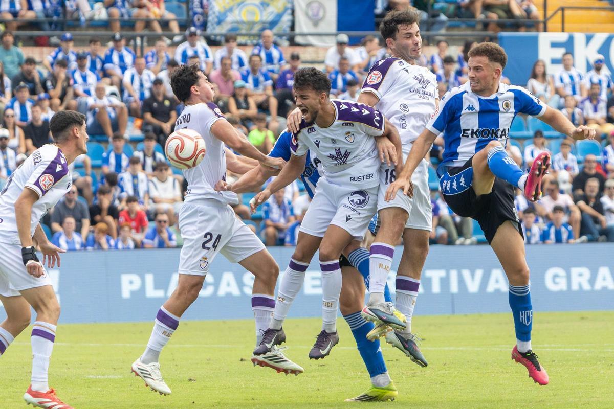 Yago Cantero trata de rematar a portería, en una acción a balón parado.