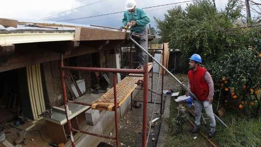 Trabajos de reconstrucción de una casa en Paramos. // Ricardo Grobas