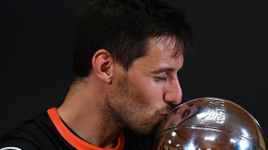 Sam Van Rossom, con el trofeo de la Liga Endesa que ganó con el Valencia BC en 2017. | M. A. POLO / VALENCIA BC