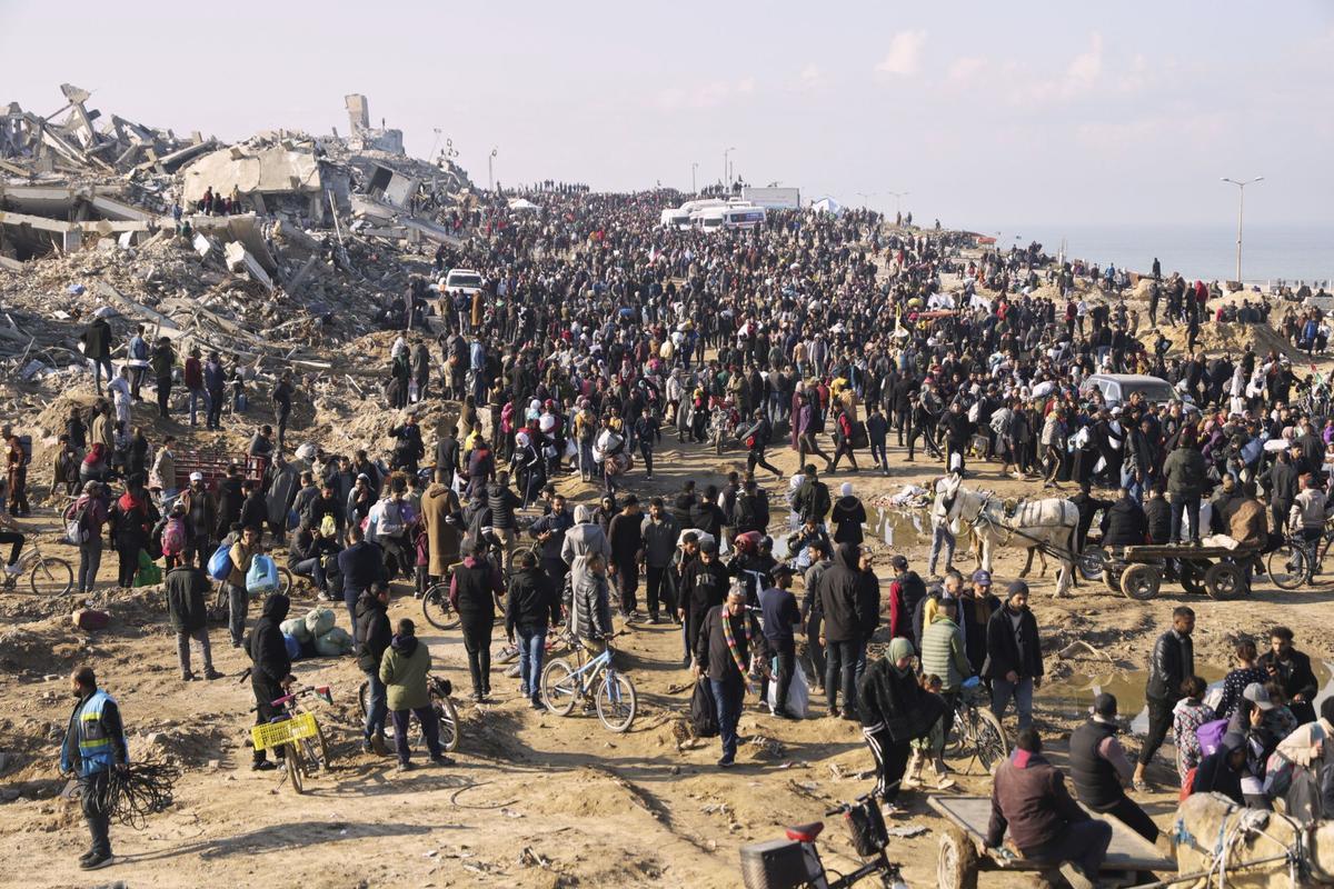 Palestinos desplazados regresan a sus hogares al norte de una Gaza ...