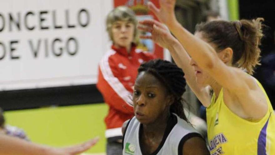 Sarah Ogoke, durante un partido en Navia. // Marta G. Brea