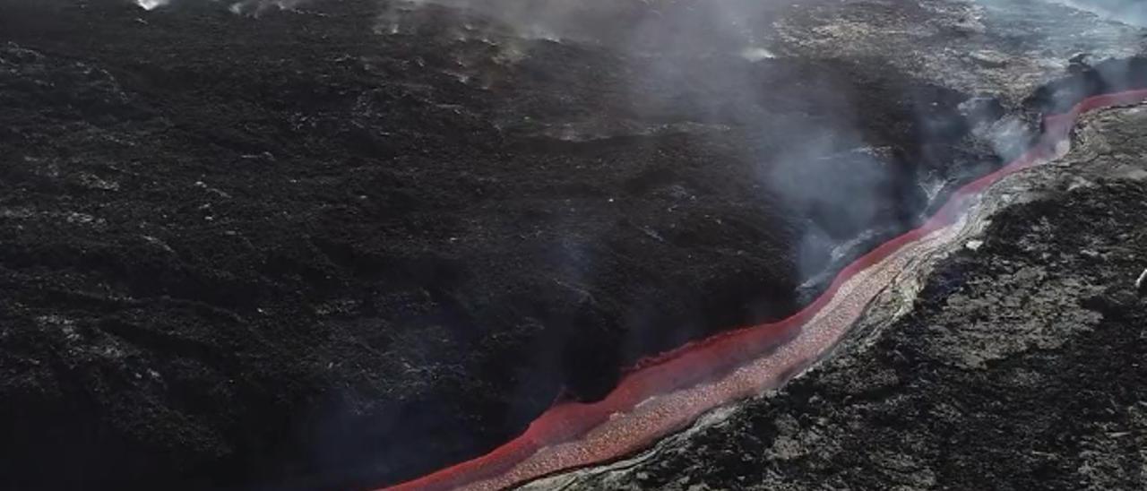 Emisión de la lava del volcán de La Palma desde su cono principal