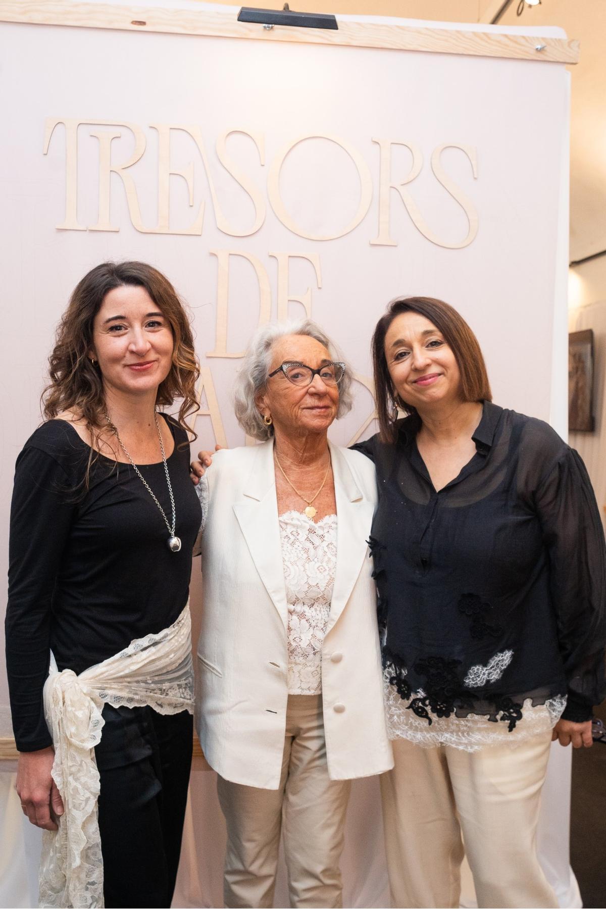 Carmina Viñas, en el centro, junto a Carmina Pairet Viñas y Nina Balmes Viñas (derecha).