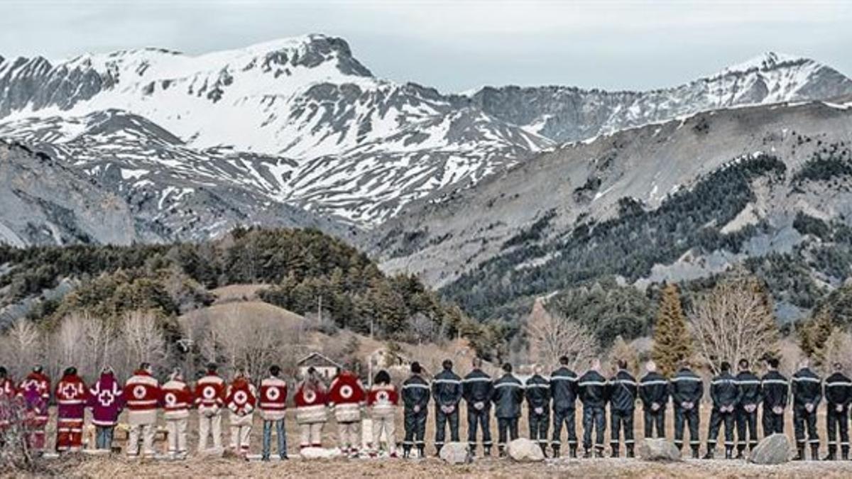 Miembros de los equipos de rescate franceses rinden un homenaje a las víctimas enfrente de un memorial en los Alpes, este fin de semana.