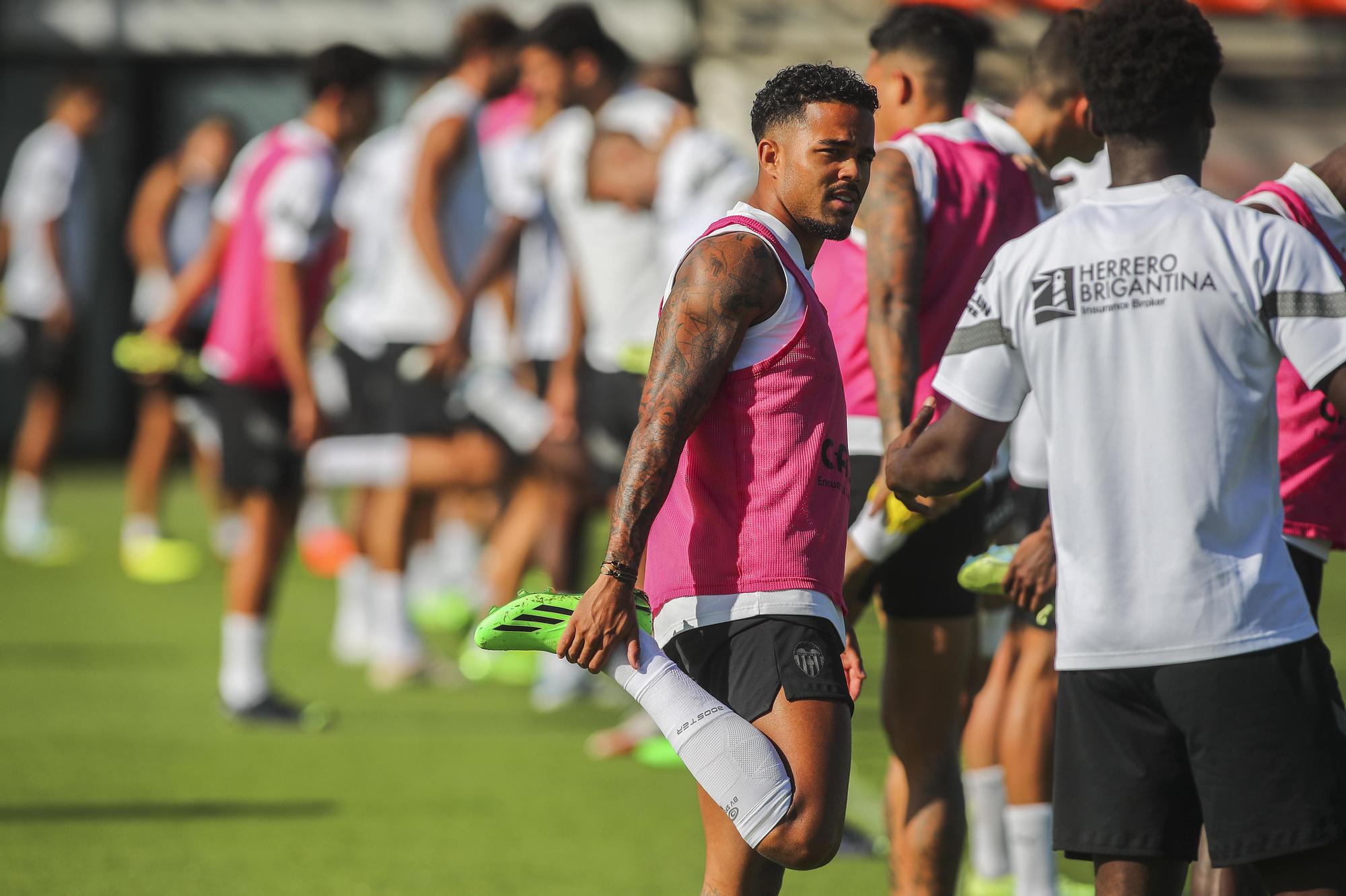 Así ha sido el entrenamiento del Valencia con los fichajes nuevos