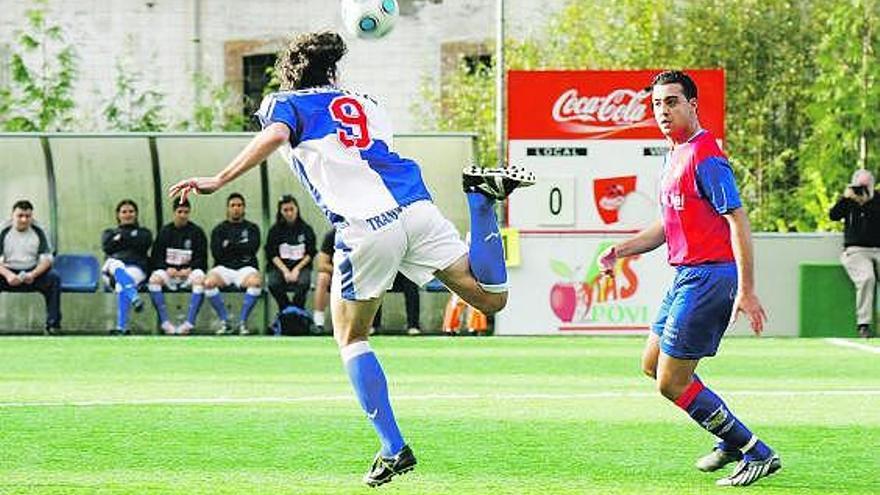 El arlequinado Manolo trata de llevarse el balón de espuela ante la mirada del azulgrana Rubén en el derbi del Candín.