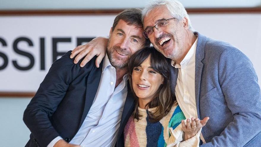 Antonio de la Torre y Belén Cuesta, con uno de los directores del filme, ayer en San Sebastián.