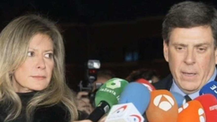 Diana López-Pinel y Juan Carlos Quer, a su llegada a la iglesia de Pozuelo de Alarcón. // La Sexta