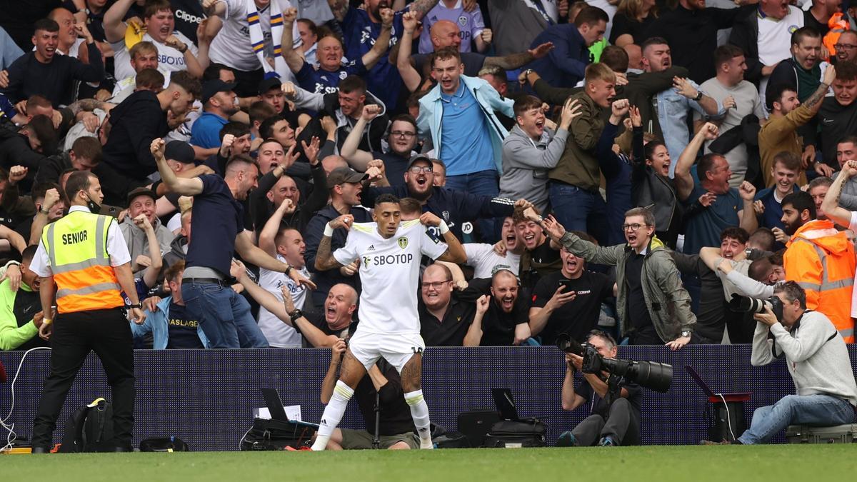 Raphinha celebra con un gol con los aficionados del Leeds United.