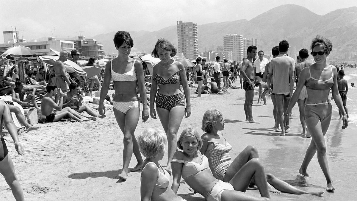 Mujeres en Bikini en Benidorm en una imagen que forma parte de la exposición 'Bajo el sol del régimen' en la Nau.