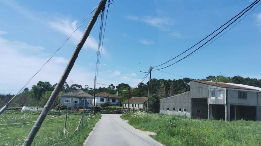 Poste de telefonía inclinado en la parroquia de Berres.